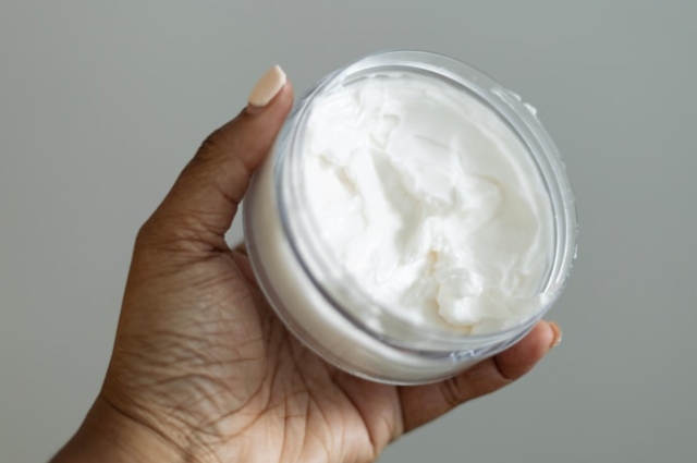 Hydratation de la peau noire : conseils pour une routine efficace