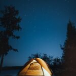 Un camping paisible sous un ciel étoilé à Ely, dans le Minnesota. Un cadre idéal pour des aventures en plein air.