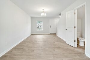 Séjour lumineux et ouvert avec parquet, idéal pour une vie moderne.