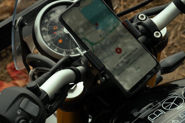 Guide pratique pour positionner efficacement le support de téléphone sur votre moto
