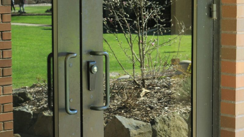 Porte extérieure sur mesure : alliez sécurité, design et durabilité