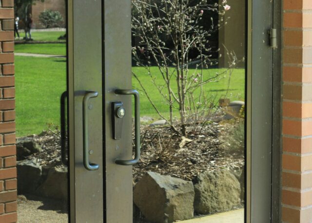Porte extérieure sur mesure : alliez sécurité, design et durabilité