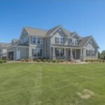 Une grande villa moderne avec jardin verdoyant, illustrant les types de propriétés à vendre au Maroc pour les investisseurs.