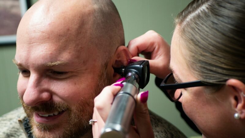 Vivre avec la surdité : guide complet et conseils pratiques