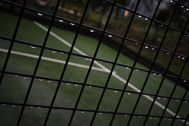 À quelle fréquence faut-il entretenir un court de tennis extérieur ?