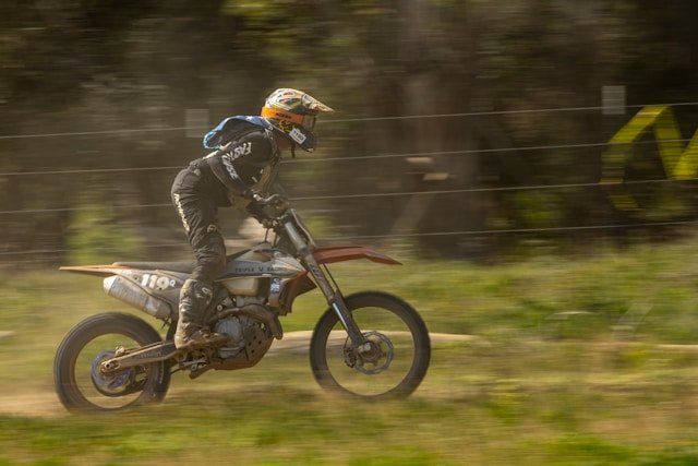 Découvrez les destinations incontournables pour les passionnés de moto-cross