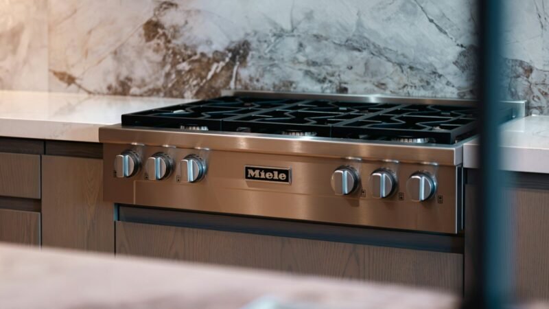 Pourquoi intégrer un piano de cuisson dans une cuisine haut de gamme ?