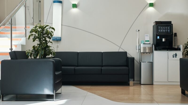 Eau potable au travail : que dit la loi exactement ?