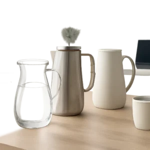 Une illustration premium mettant en scène des pichets d’eau sobres et rassurants dans un univers domestique et bureau. L’image évoque la sécurité, la praticité et l’hydratation quotidienne.