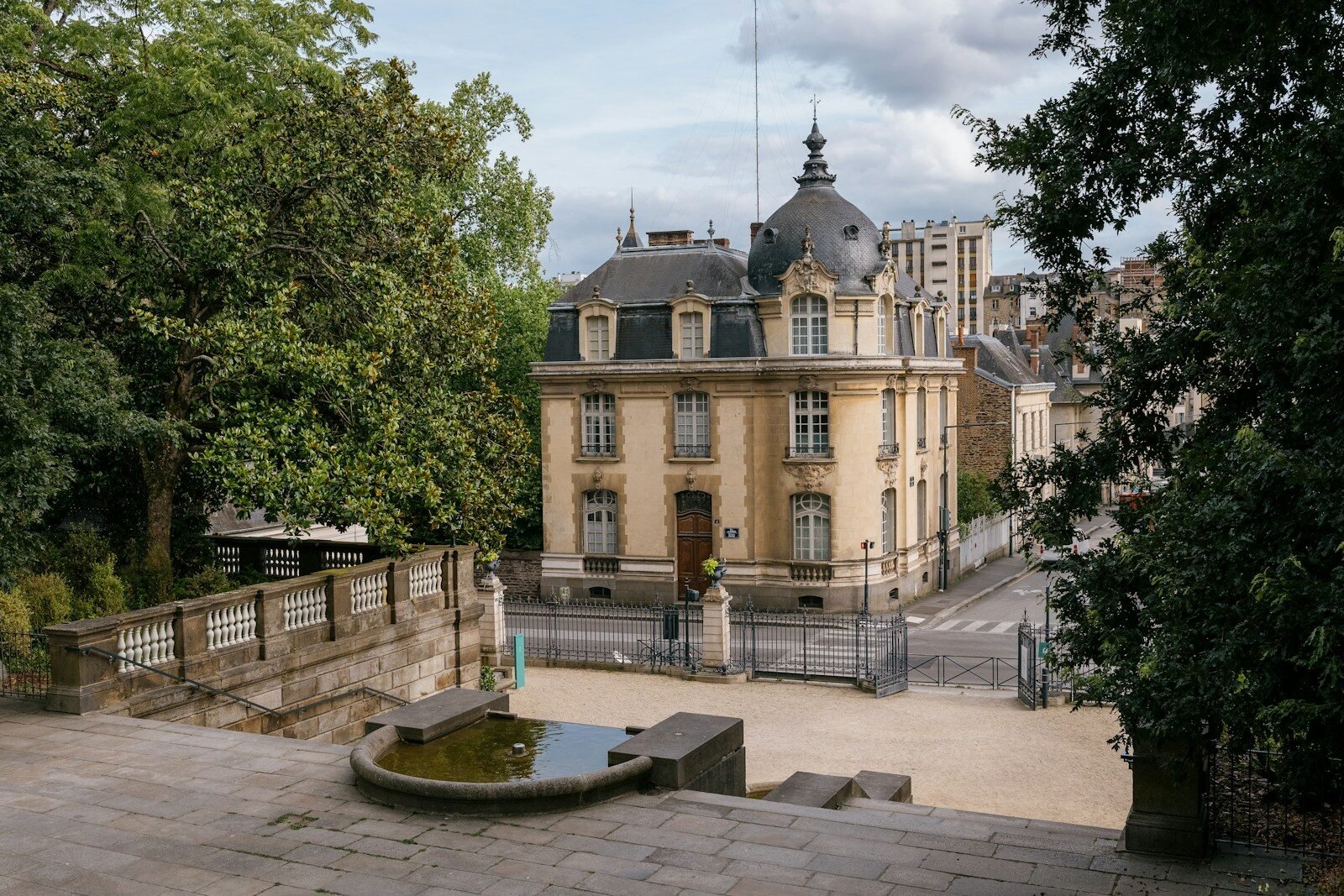Pourquoi l’humidité apparaît-elle plus souvent dans certains sous-sols que dans d’autres ?