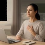 Une pause de respiration consciente au bureau pour apaiser la charge mentale. La cohérence cardiaque s’intègre facilement à une routine de récupération active.