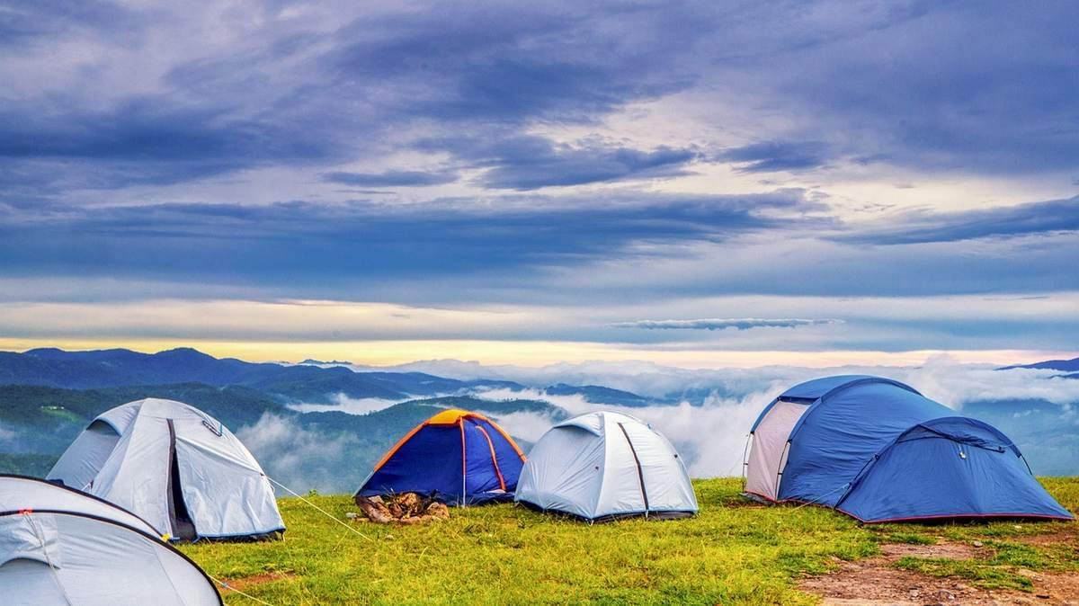 Choisir un emplacement de camping au calme malgré les voisins bruyants
