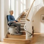 Monte-escalier moderne sur un escalier tournant, maison lumineuse